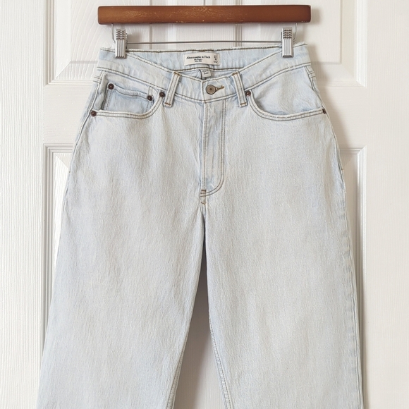 Abercrombie & Fitch Light Wash Baggy Mid Rise Straight Leg Curve Love Jeans 27 - Picture 2 of 14